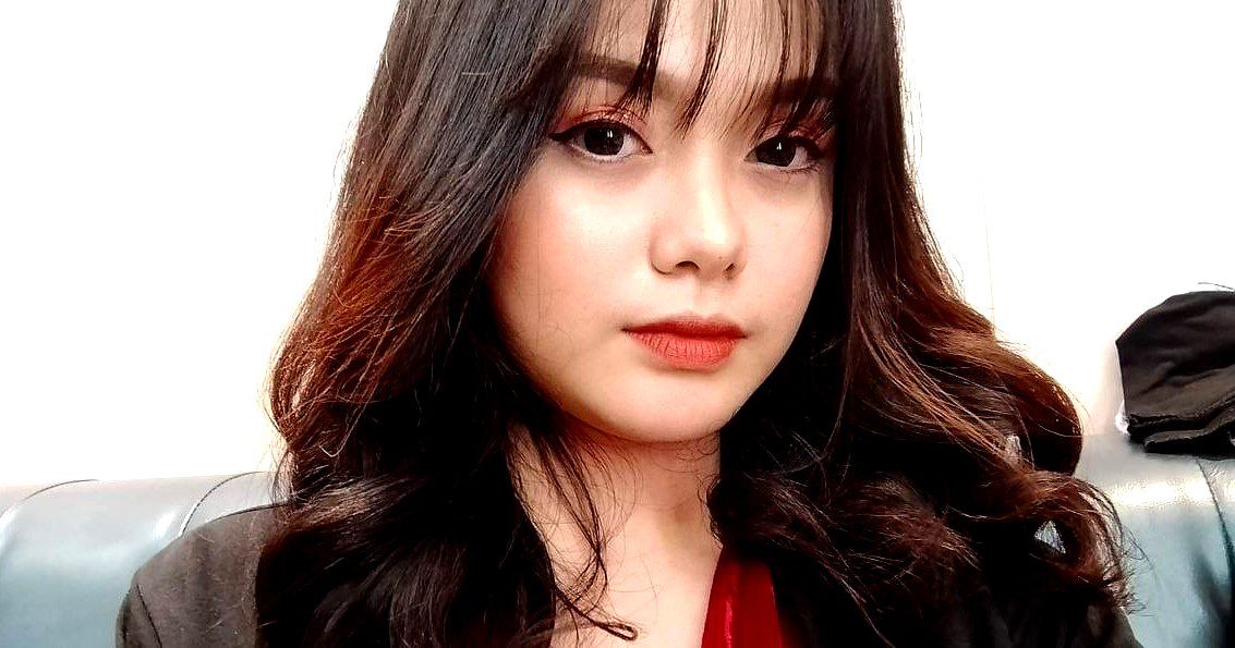 Em có muốn thử bú ti hai chị không